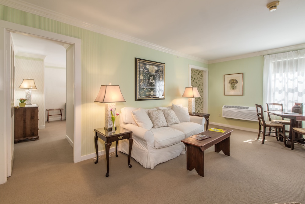 Longfellow Suite (Pets Allowed) photo 2