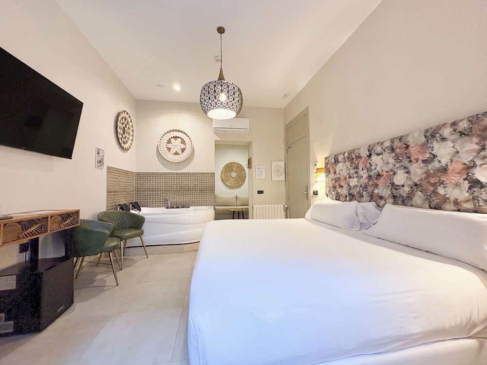 Family Room, 1 King Bed with Sofa bed, Jetted Tub photo 3
