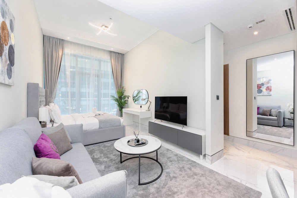 Business Studio, 1 Queen Bed With Sofa Bed photo 2