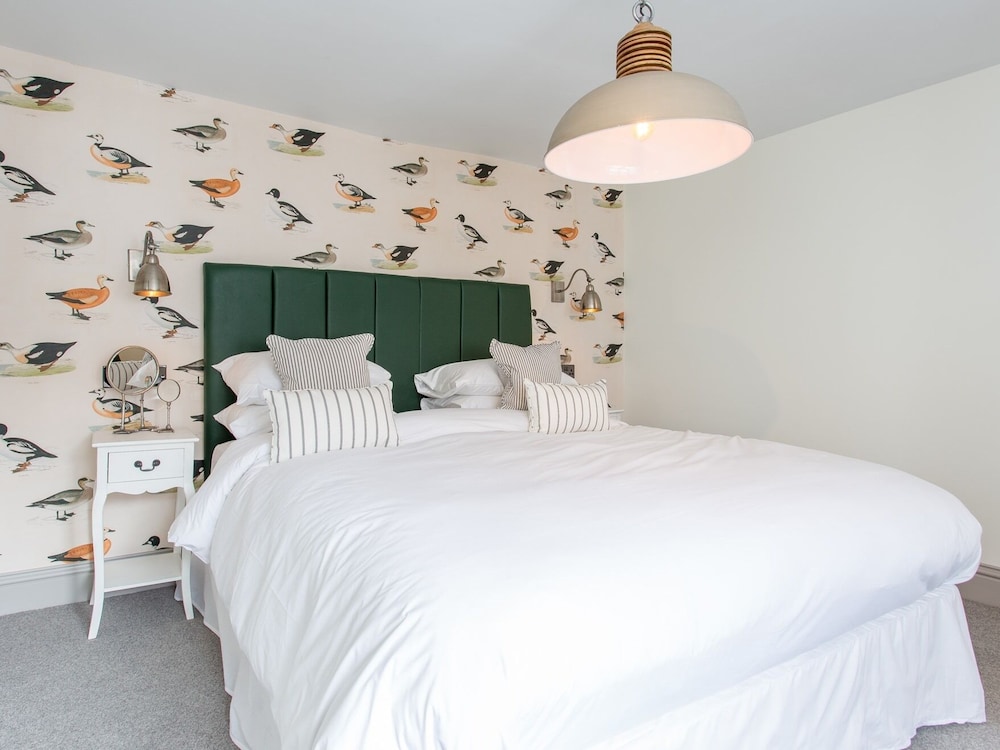 Deluxe Suite, Ensuite (and Shower ) photo 3