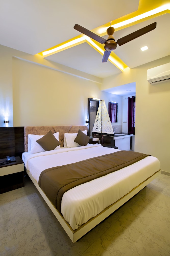 Executive AC - Photo 1