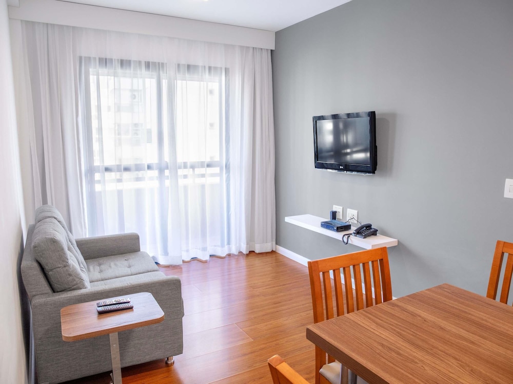 One-Bedroom Apartment with Kitchen thumbnail 5