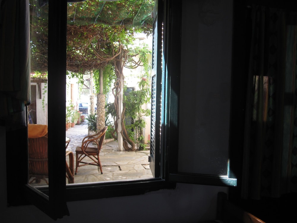 Studio, Ground Floor photo 3