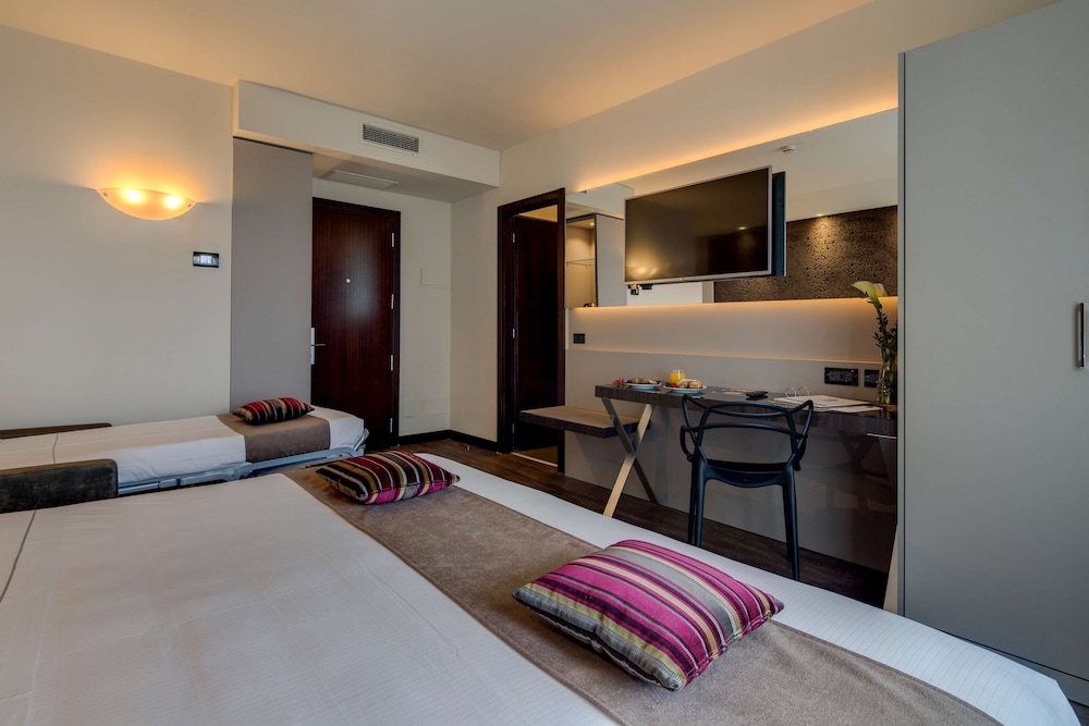 Executive Room, Multiple Beds, Non Smoking - Photo 5