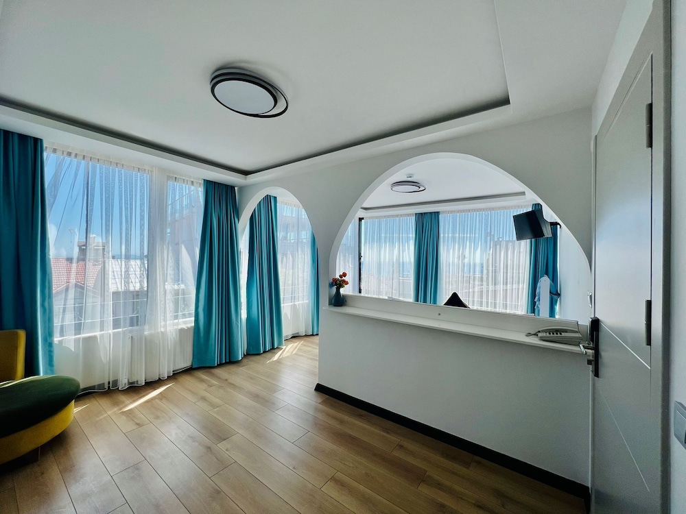 Deluxe Room, 1 Queen Bed, Non Smoking, Sea View photo 3