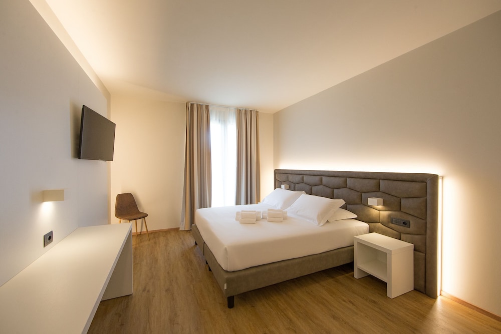 Junior Suite, 1 King Bed, Patio