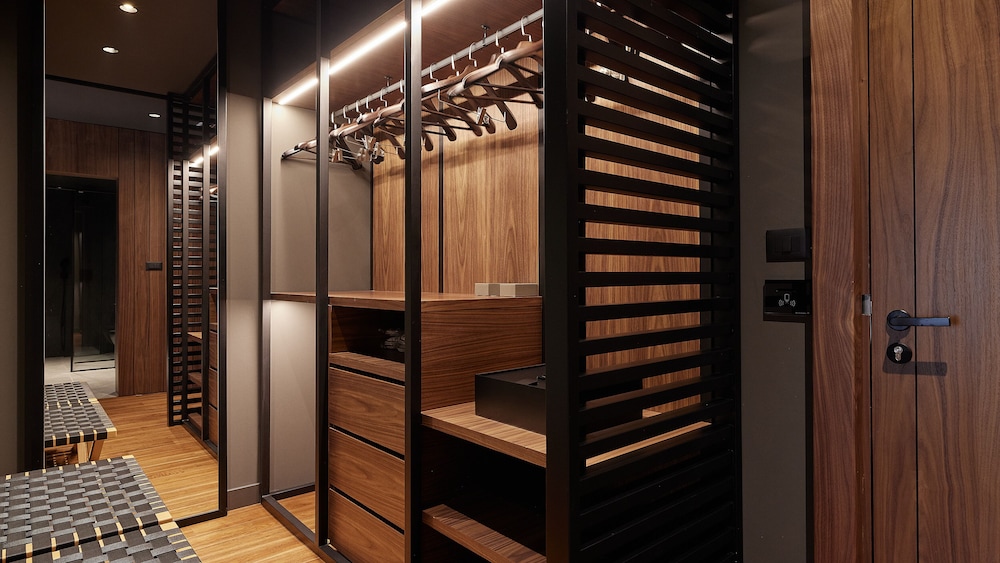 Luxury Suite - Photo 2