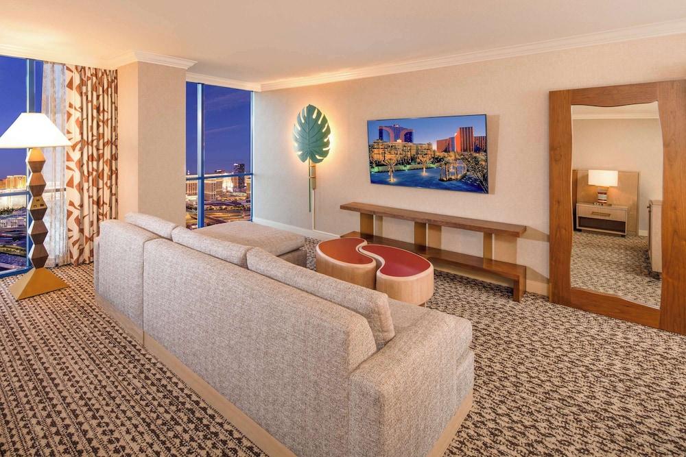 Remodeled King Suite High Floor - Photo 2