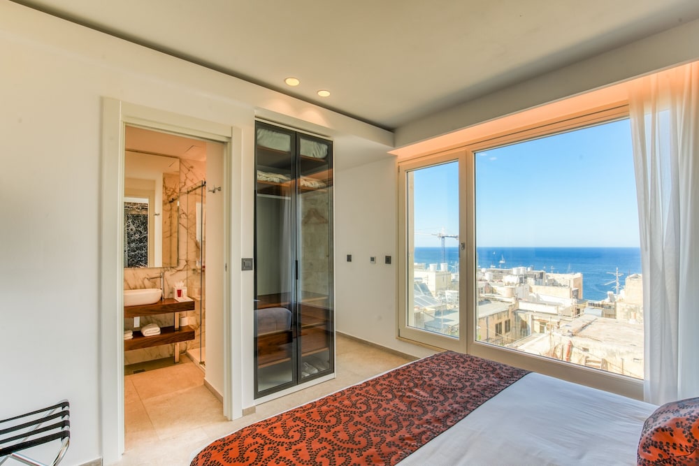Deluxe Suite with Seaview photo 3