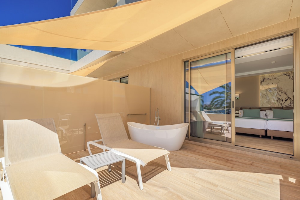 Deluxe Room, Jetted Tub, Sea View - Photo 11