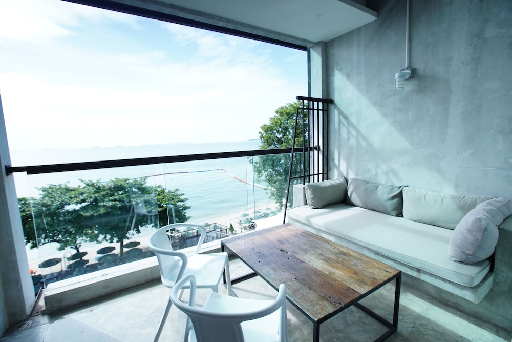 Deluxe Ocean View Twin Bed