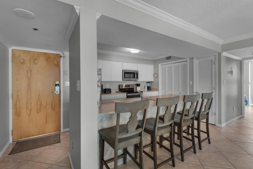 Apartment, Multiple Beds (Tristan Towers unit 14D) photo 1