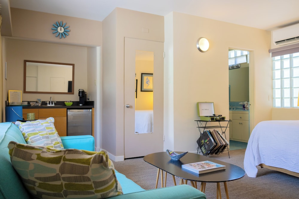 Room, 1 King Bed, Poolside photo 2