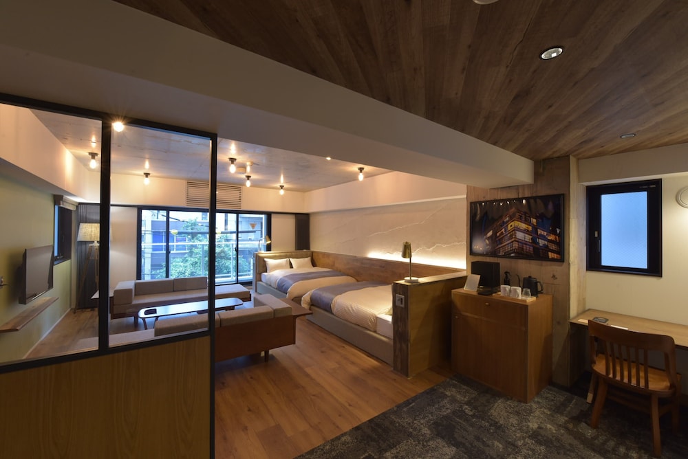 Superior Twin Room thumbnail 5