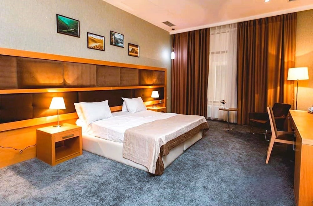 Double or Twin Room, Pool Access, City View photo 1
