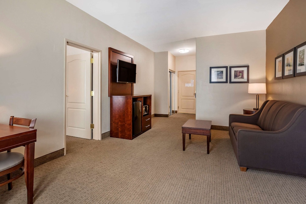 Suite, Multiple Beds, Non Smoking photo 3