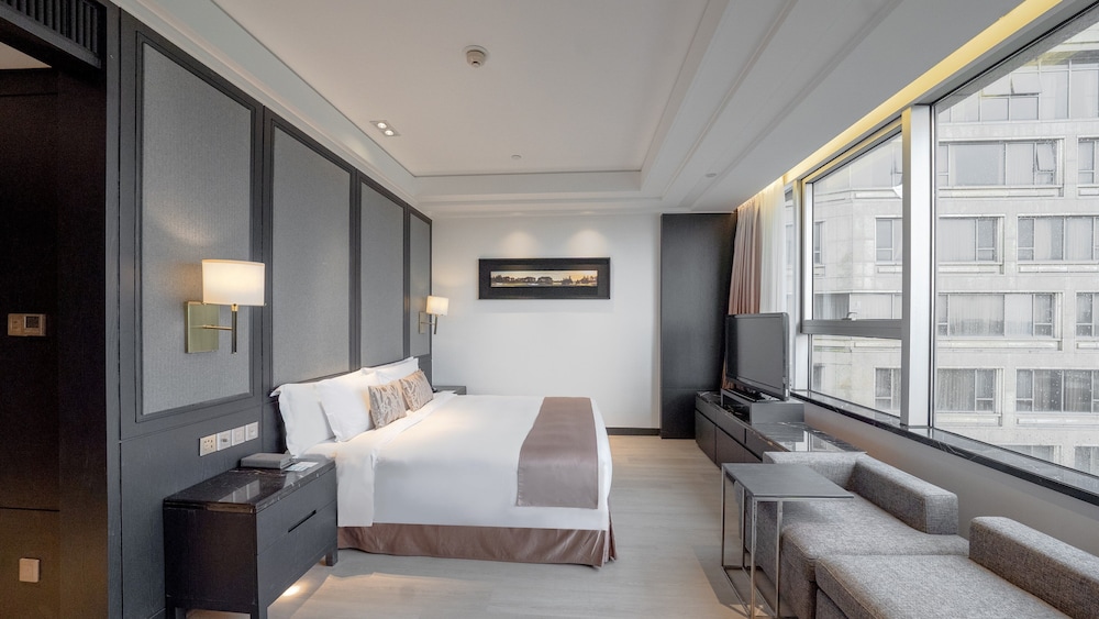 Junior Suite, 1 King Bed, Club Lounge Access