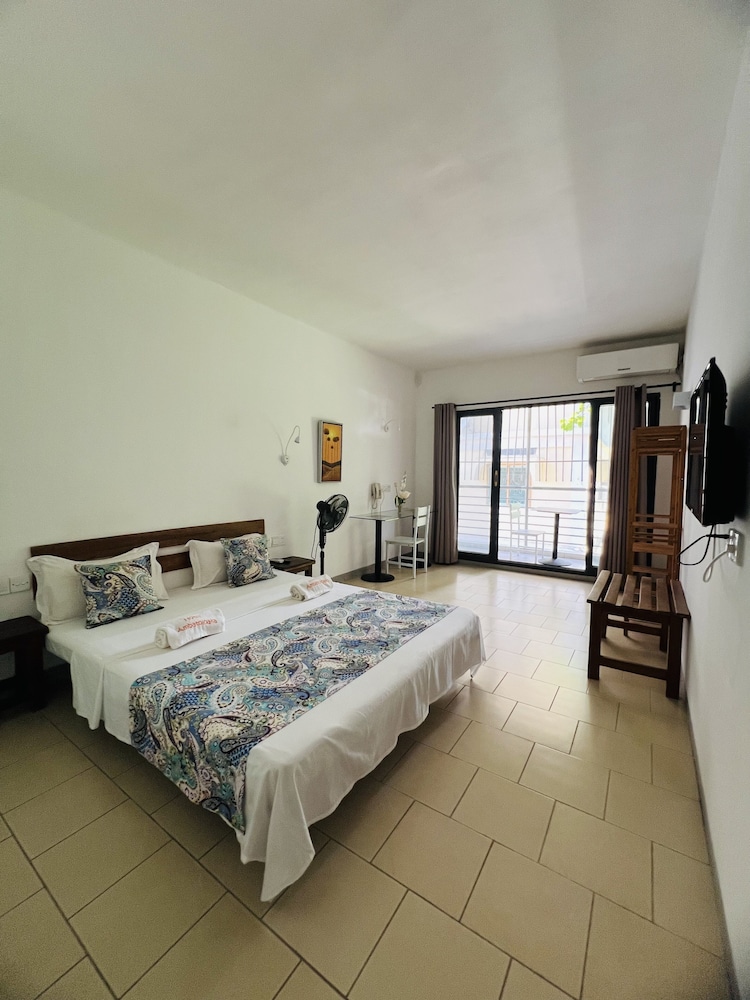 Standard Room, 1 Queen Bed, Mountain View photo 2