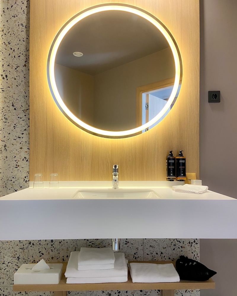Standard Double or Twin Room - Photo 7