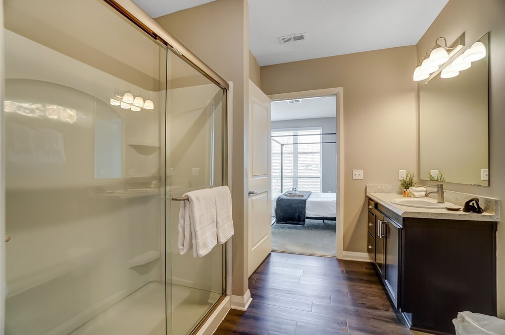 Downtown Designer 2BR Parking W D Gym Pool, Foto 4