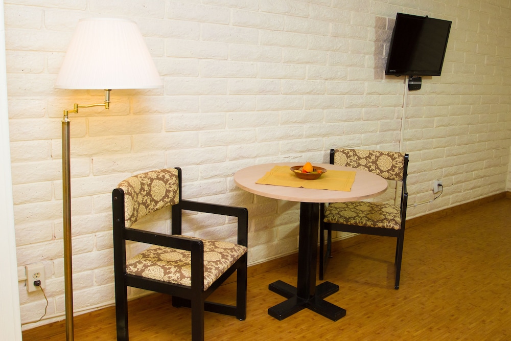Deluxe Double or Twin Room, 2 Queen Beds, Refrigerator & Microwave, Ground Floor photo 3