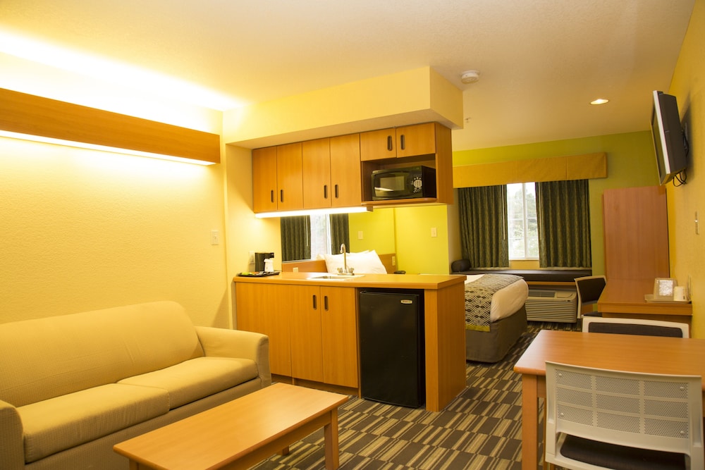 Suite, 1 Queen Bed - Photo 2
