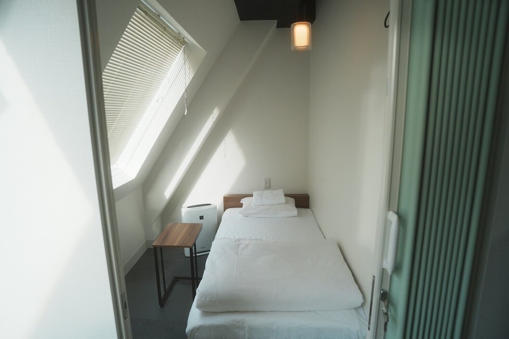 Basic Single Room, Men only, Non Smoking photo 3
