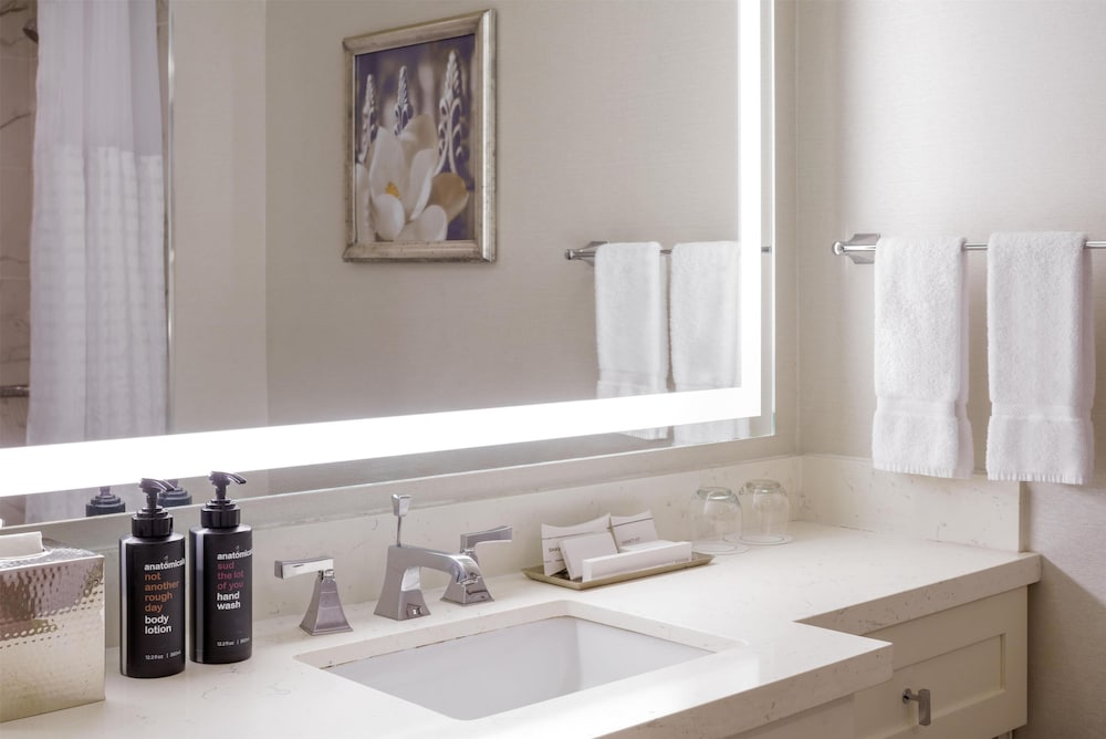 Junior Suite, 2 Queen Beds, Bathtub - Photo 2