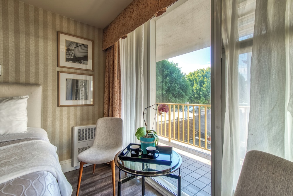 Premium Room, 1 King Bed with Sofa bed, Balcony, Partial Ocean View - Photo 9