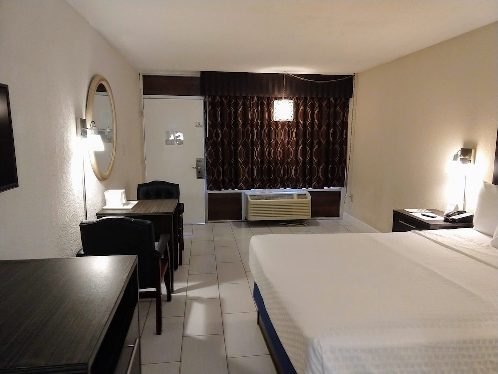 Standard Room, 1 Queen Bed, Non Smoking - Photo 3