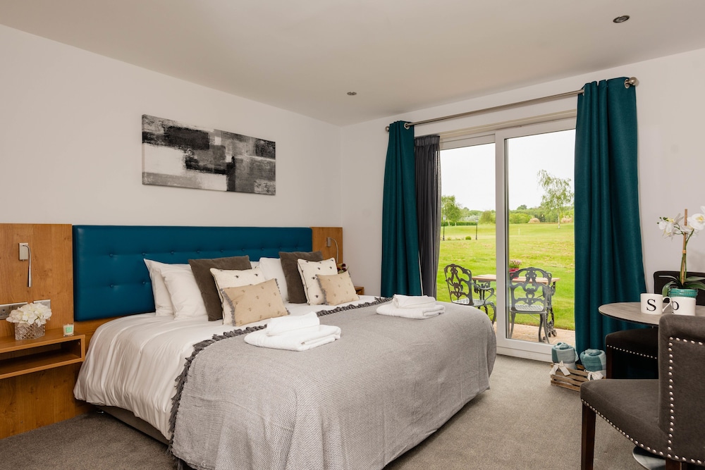 Luxury Double or Twin Room, Patio, Golf View, photo 6