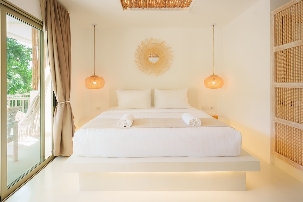 Deluxe Room - Photo 11
