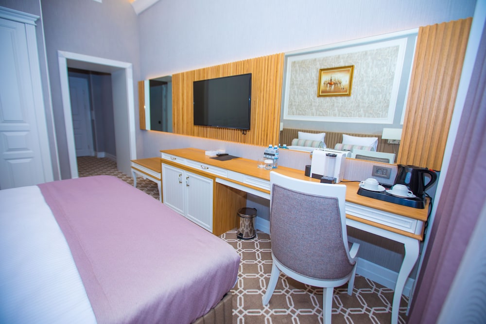Deluxe Room, 1 King Bed, City View - Photo 2