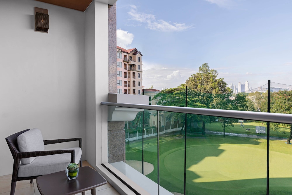 Executive Room, 1 King Bed, Balcony - Photo 7