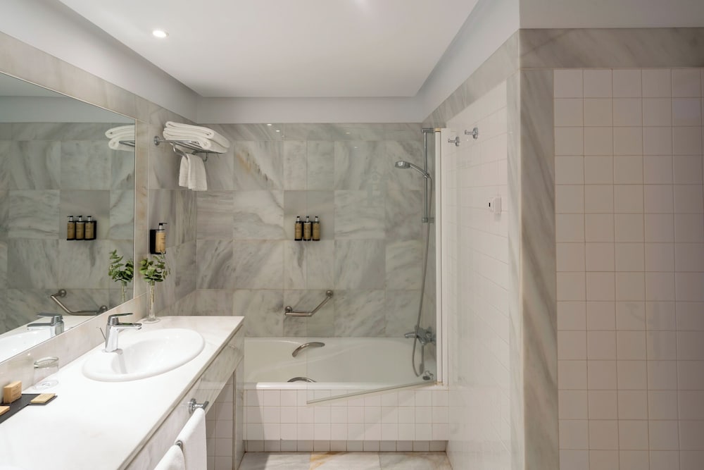 Standard Twin Room (3 Adults) photo 3