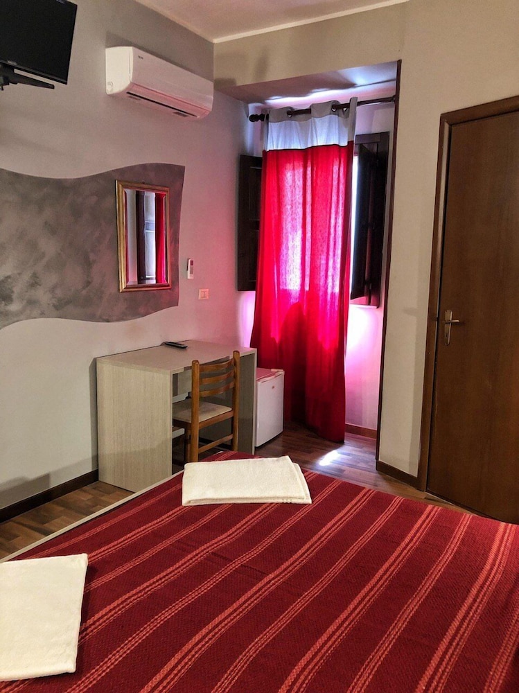 Classic Triple Room, 1 Bedroom, Private Bathroom - Photo 5