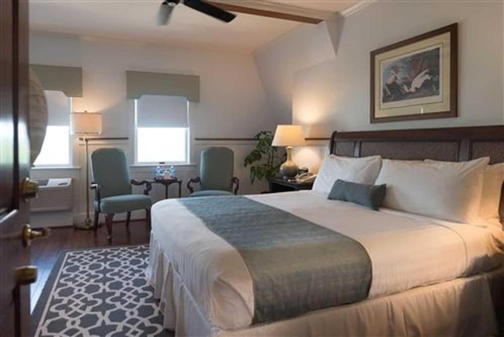 Room (Hibiscus)