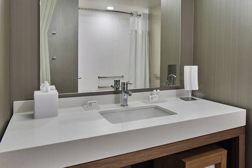 Room, 1 King Bed (Mobility Accessible, Tub) - Photo 4