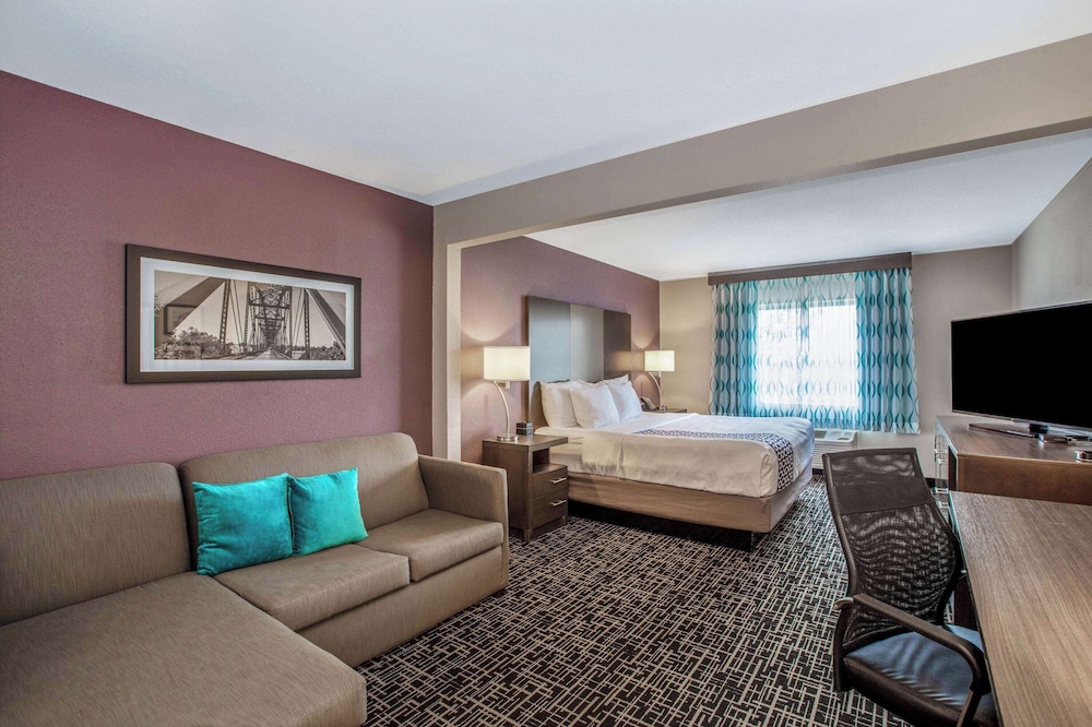 Deluxe Room, 1 King Bed, Non Smoking - Photo 3
