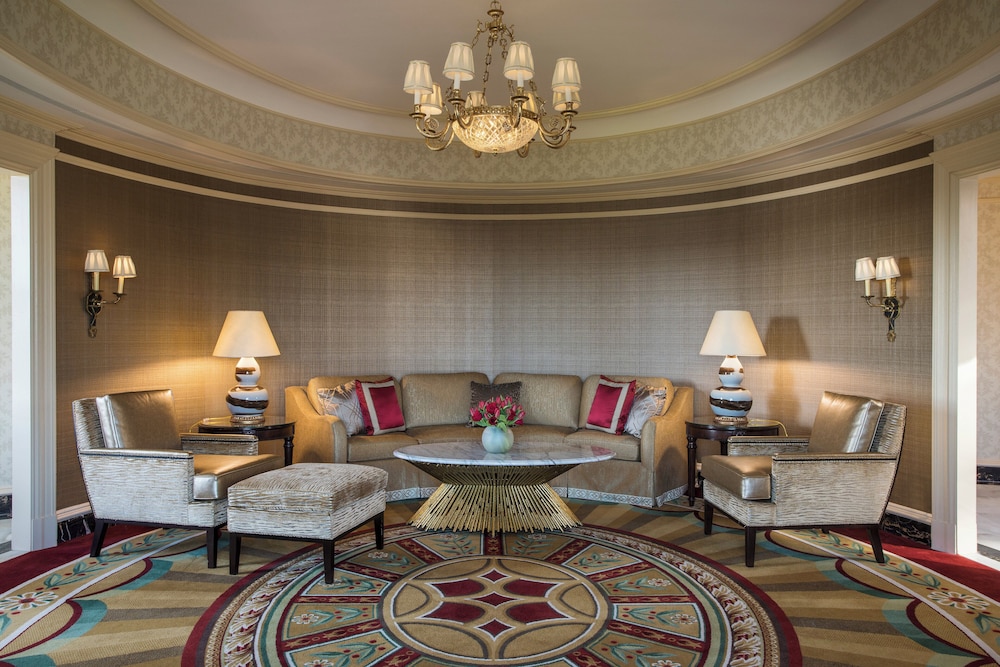Suite, 1 King Bed (Oval, Washington Monument View)