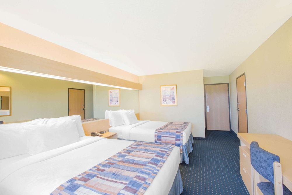 Standard Room, 2 Queen Beds - Photo 1