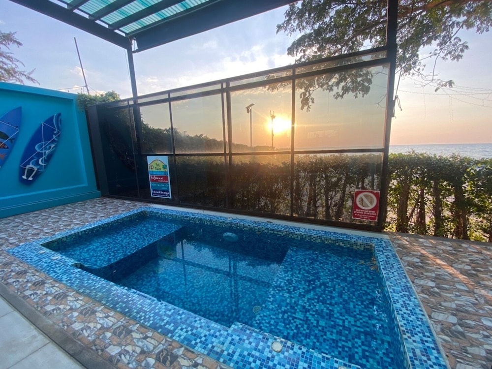 Grand Beachfront Villa photo 2