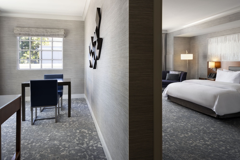Suite, 1 King Bed, Balcony, Courtyard View - Photo 1