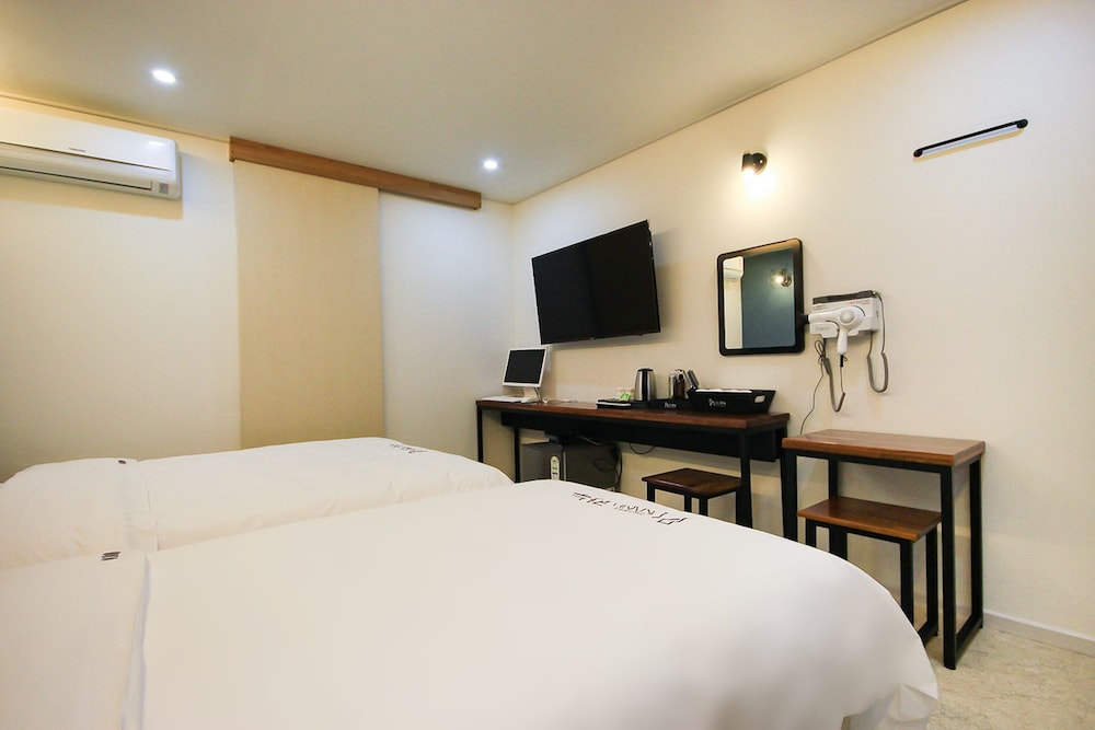 Premium Twin Room photo 2