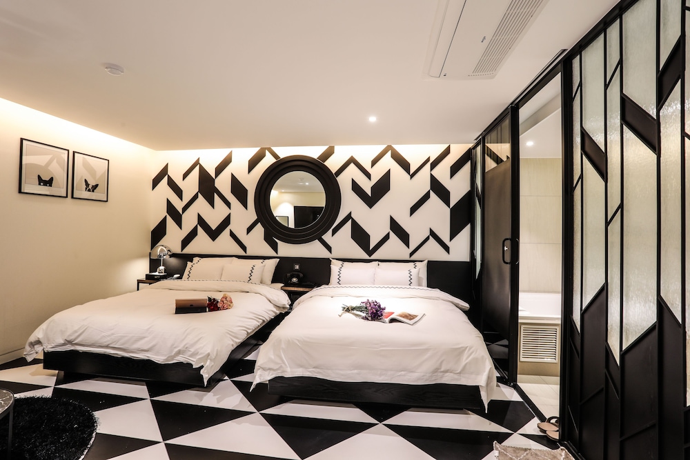 Luxury Premium Twin Room - Photo 3