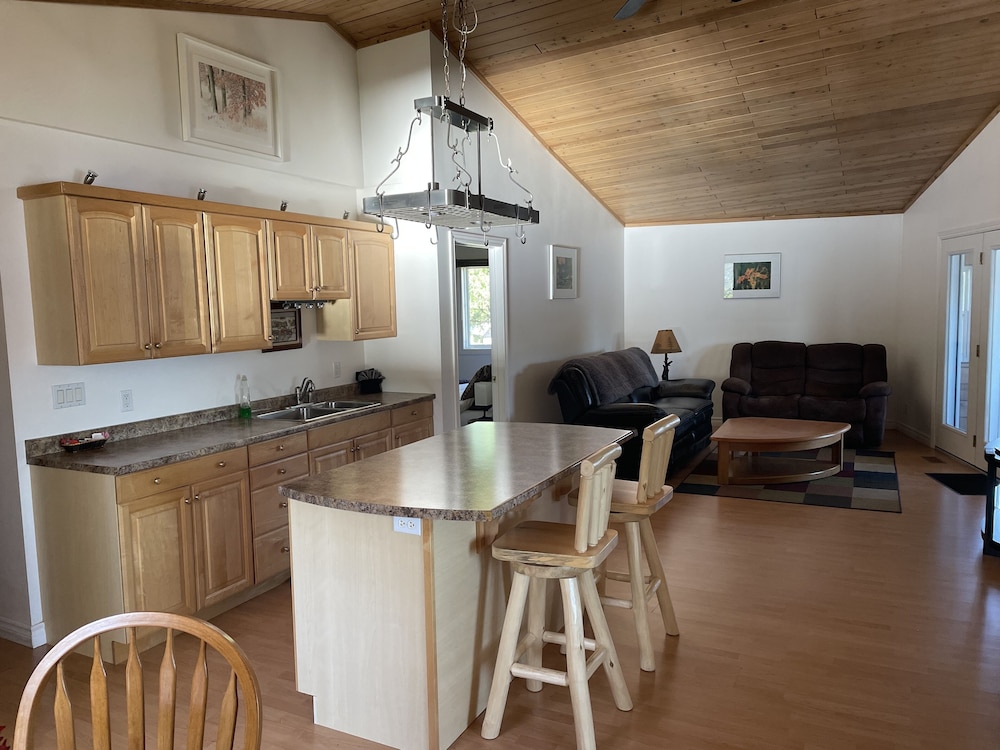 Luxury Penthouse, 1 Bedroom, Lake View (No Pets Allowed) photo 2