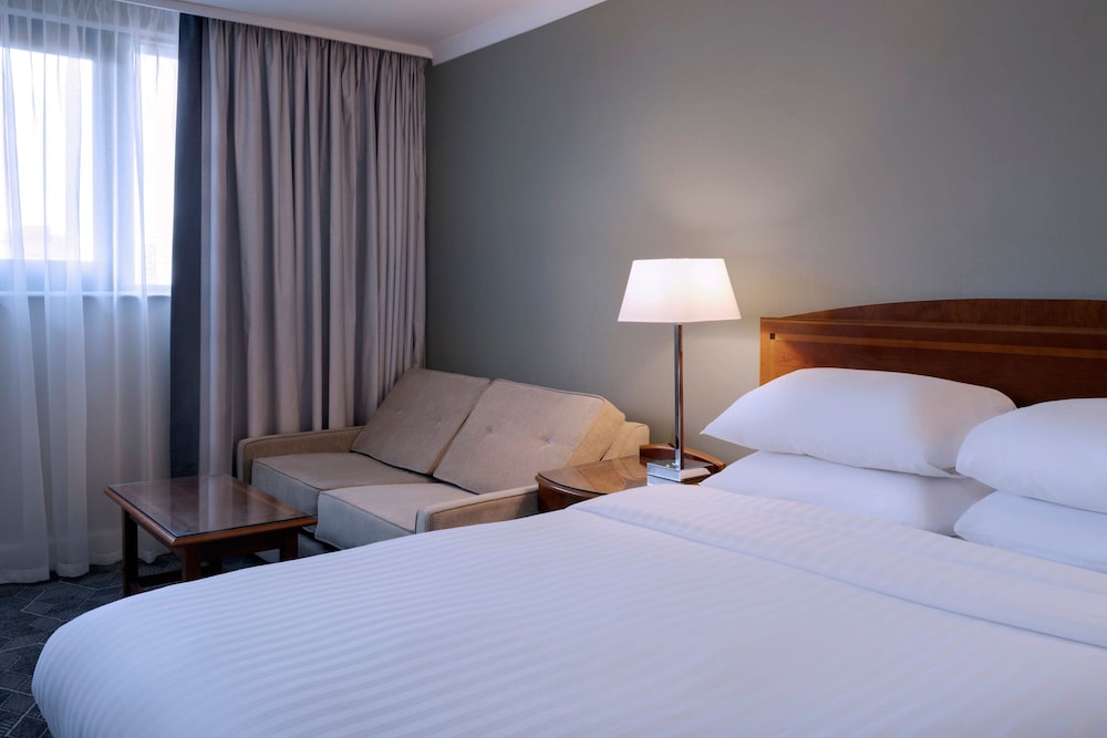 Premium Room, 1 Queen Bed with Sofa bed - Photo 3
