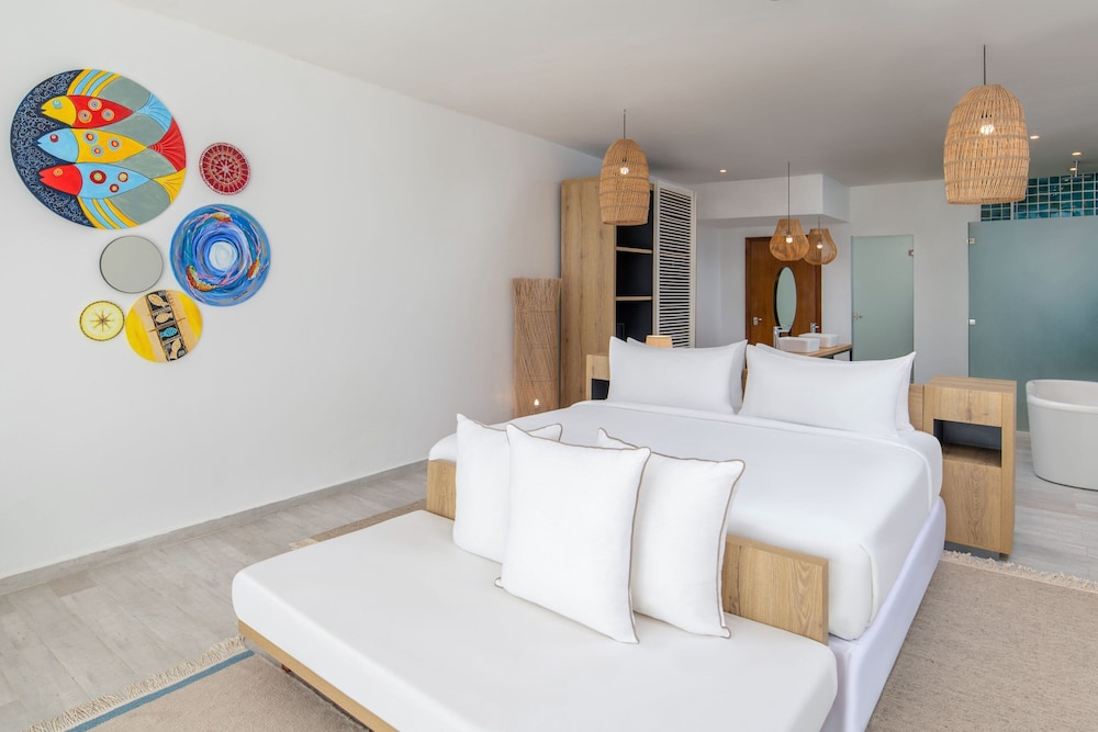 Deluxe Room, 1 King Bed, Balcony - Photo 3