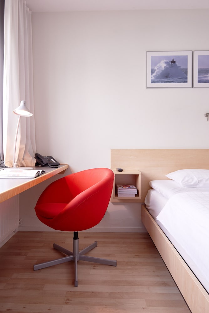 Standard Room, 1 Queen Bed photo 2