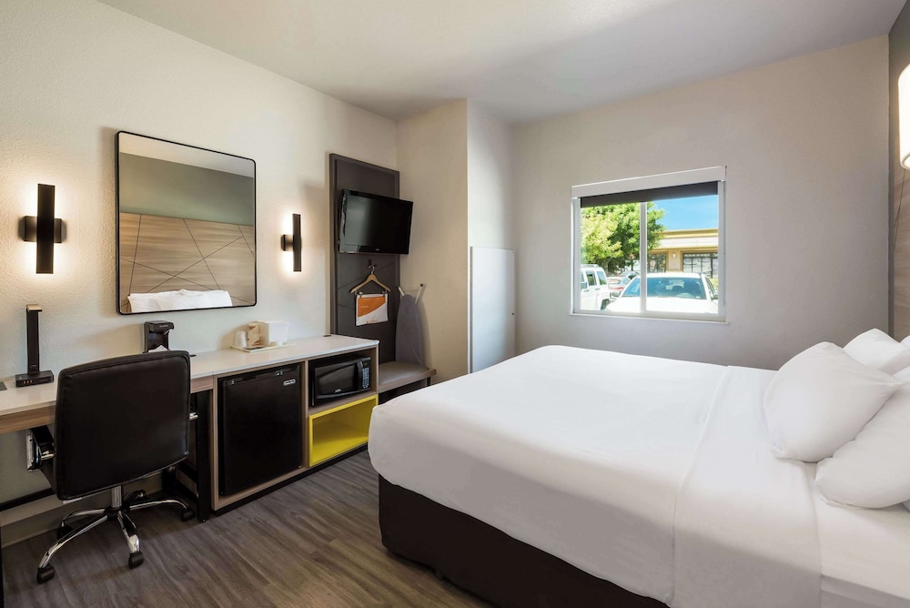 Standard Room, 1 King Bed, Non Smoking - Photo 5
